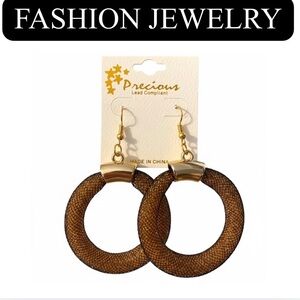 12J: NWT Precious Women’s Gold Mesh Round Drop Earrings with Gold Hooks.